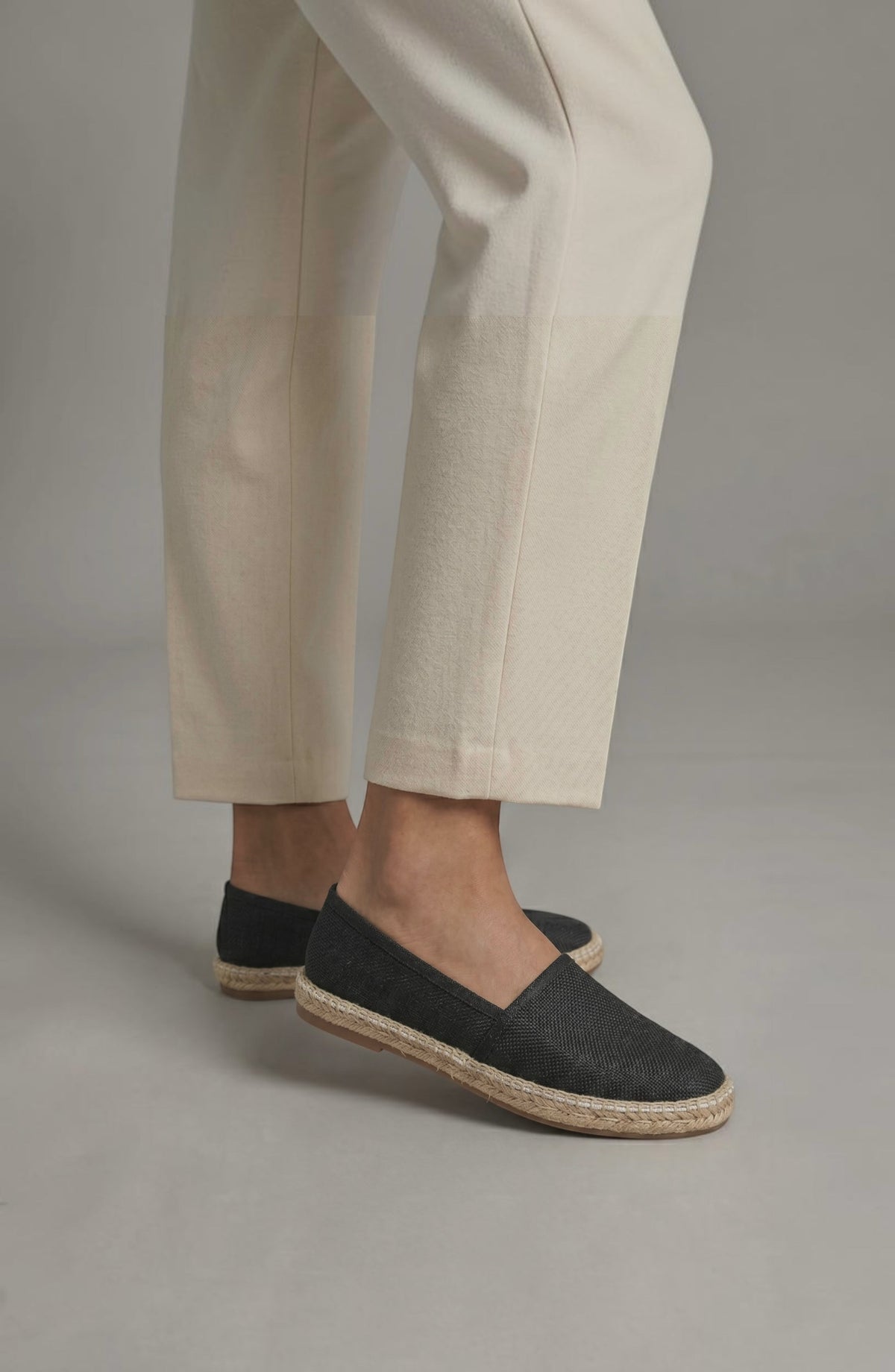 LORVENE Dream Ease Loafers in black leather, featuring a sleek slip-on design and stylish stitching for casual or office wear.