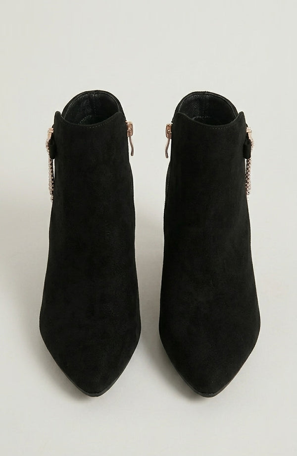 LORVENES elegant black stiletto boots with pointed toes and high heels, showcasing sleek leather material and stylish design. (600x920)