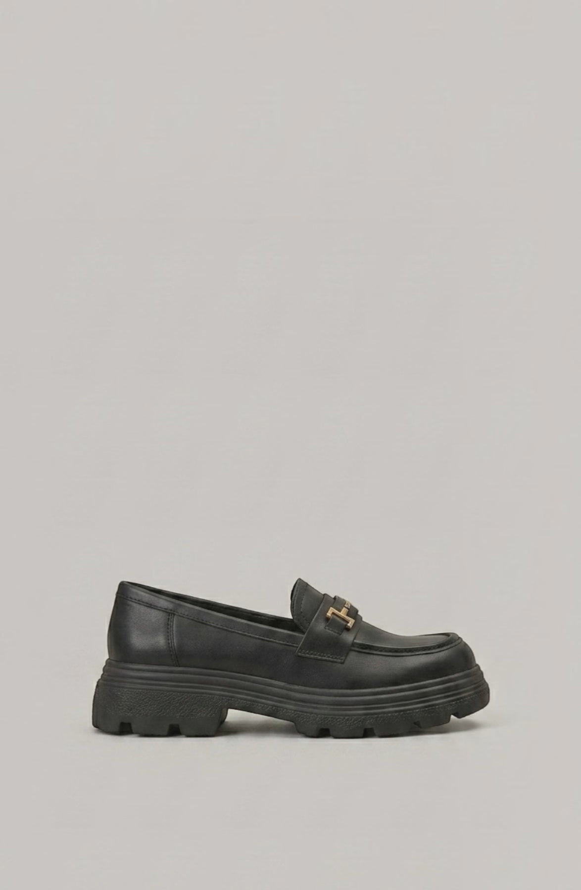 LORVENE velvet line loafers in deep burgundy with sleek design and soft velvet texture, close-up view of the stylish slip-on shoes.