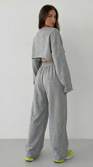 LORVENES women's casual sweater suit with long-sleeved pullover, suspenders, and wide-leg pants in a stylish 2023 fashion look.