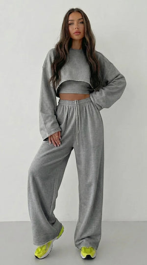 Women’s casual sweater suit by LORVENES featuring a long-sleeved pullover, suspenders, and wide-leg pants in a stylish three-piece set.